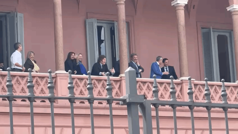 Milei aún no reconoció el triunfo de Lula y se mostró en el balcón de la Rosada antes de reunir al Gabinete