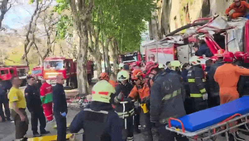 Impactante choque: un camión de bomberos se incrustó en la ex cárcel de Caseros y hay 10 heridos