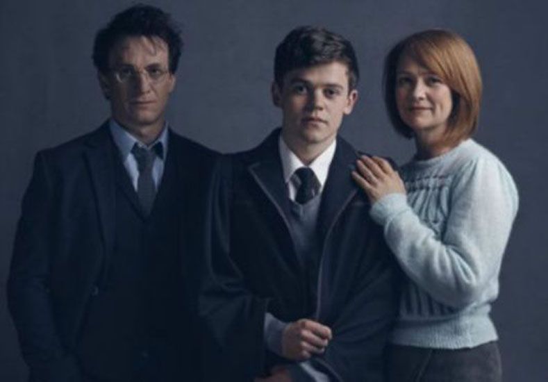 Harry y Ginny con su hijo Albus Severus, 19 años después de la caída de Voldemort.  Foto: Charlie Gray