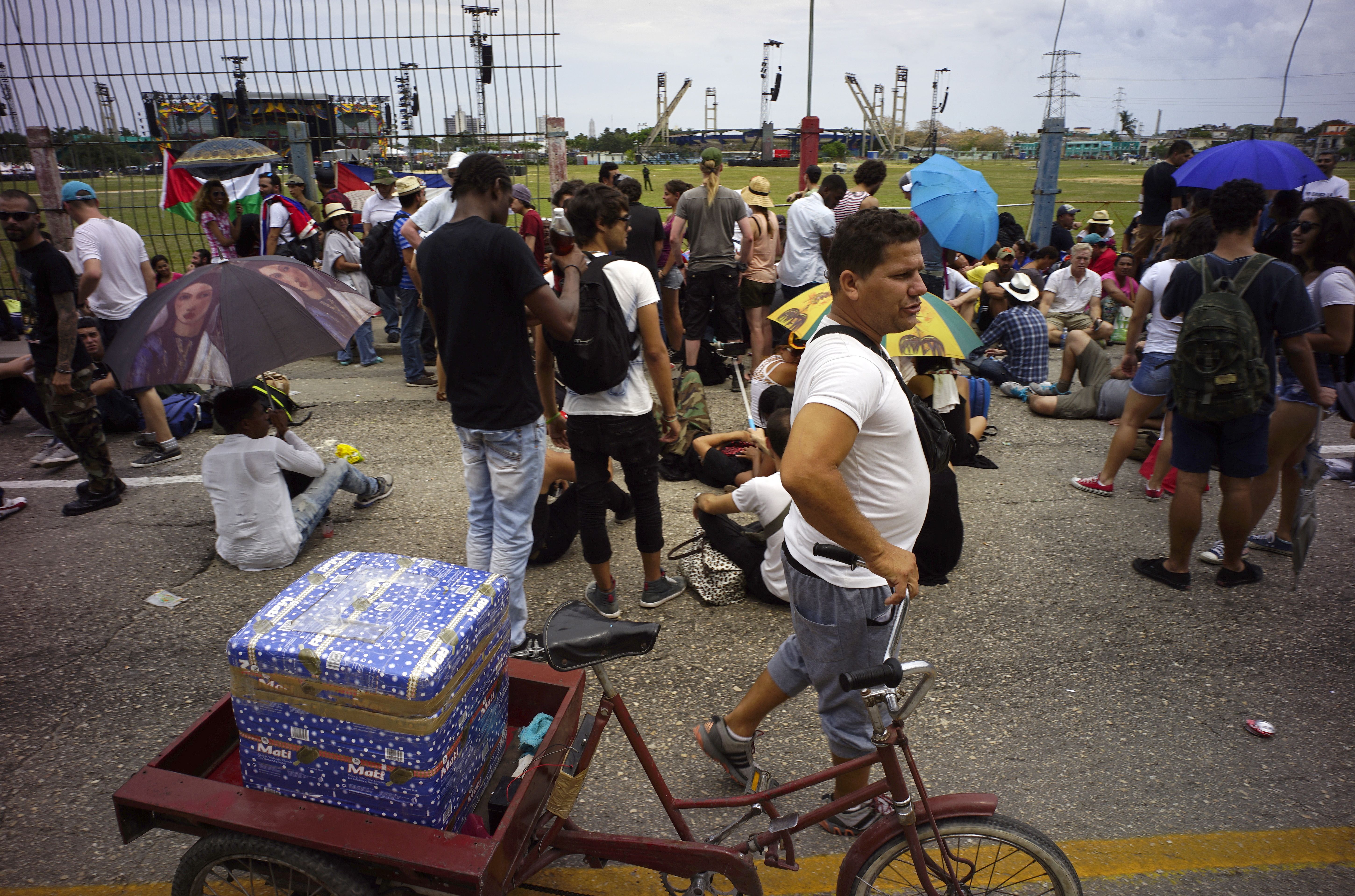 Los fans llegaron temprano al predio de la Ciudad Deportiva donde tocan los Stones.