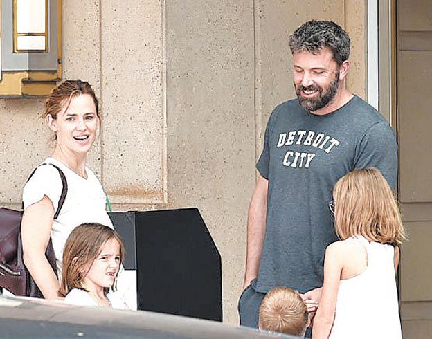 Juntos por los chicos. El sábado pasado, Ben Affleck aterrizó en Atlanta para compartir el fin de semana con sus tres hijos y su ex mujer, Jennifer Garner. Ella está allí rodando una película. El trato entre ambos es cordial y siguen usando sus alianzas.