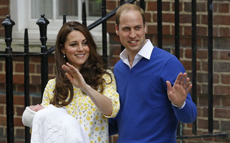 Kate y William presentaron a la princesa a a los numerosos reporteros que esperaban frente al Hospaital St Mary en Londres.