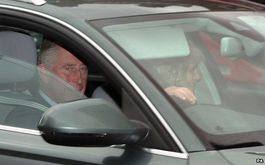 El príncipe Carlos visitó el domingo a su nueva nieta en el palacio de Kensington acompañado de su esposa, la duquesa de Cornwall.