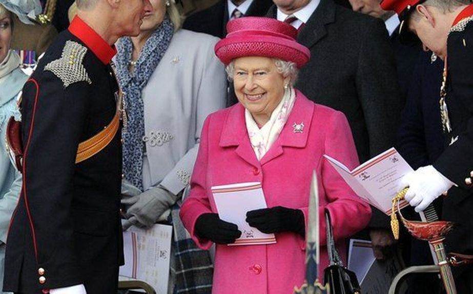 Poco después del nacimiento de la princesa, la reina Isabel visitó el Castillo de Richmond, en Yorkshire, vestida de rosa.