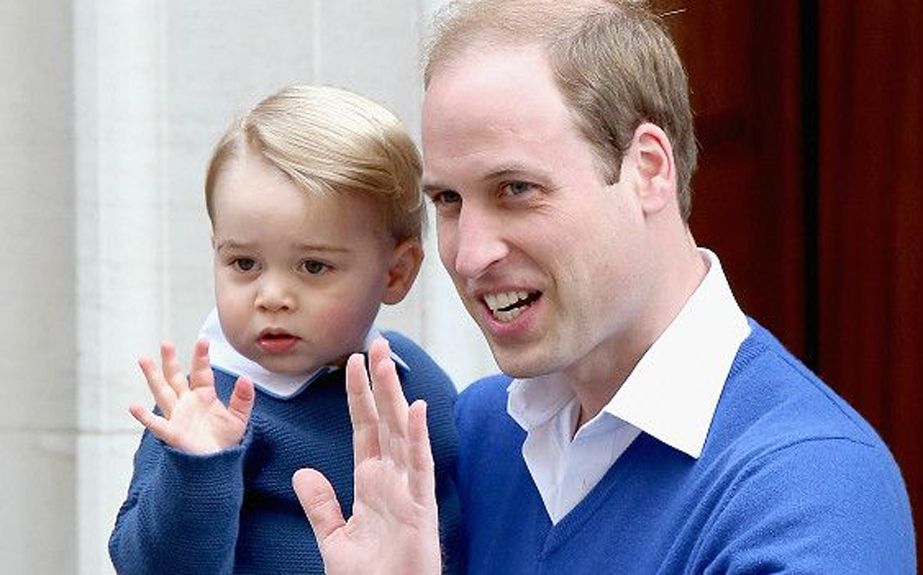 El príncipe George llegó al hospital con su papá, el príncipe William, para conocer a su hermana.