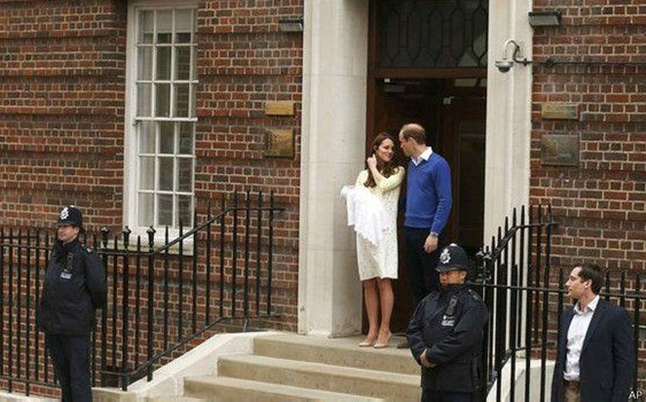 Los duques de Cambridge, William y Kate, salieron a las puertas del hospital para presentar a su nueva hija.