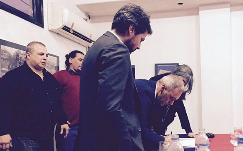 El momento en que el presidente de San Lorenzo, Matías Lammens, firma la compra del inmueble