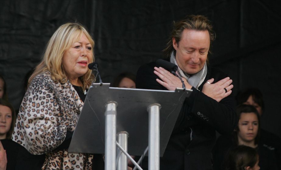 Cynthia junto a su hijo Julian Lennon