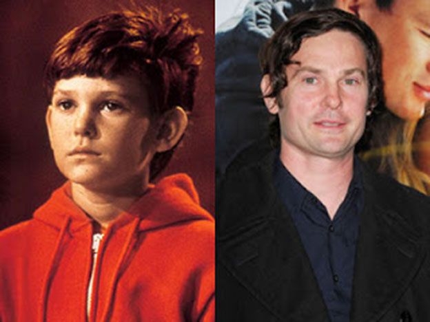 E.T, 1982 Henry Thomas: debuto en 1981 en el drama Raggedy man con Sissy Space, un año más tarde fue elegido para E. T, la película que le dio fama mundial. En los años siguientes actuó en El secreto del lago (1986), El primer crimen (1988), Psicosis IV (1990), Fuego en el cielo (1993), Leyendas de pasión (1994), Todos los caballos bellos (2000), Gangs of New York (2002), Paranormal Activity (2007) y Red Velvet (2009). También participó en dos series de televisión, Masters of Horror (2005) y Without a Trace (2007–2008). Está casado con la actriz alemana Marie Zielcke, con quien tiene una hija.