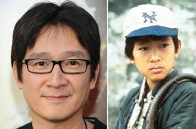 Los Goonies 1985 Ke Huy Quan: nació en 1971 en Vietnam, tuvo que abandonar su país cuando las Fuerzas Armadas fueron derrotadas. Su familia emigró a EE.UU. Se convirtió en actor a los 12 años, interpretando el papel Tapón en Indiana Jones y el templo Maldito. En 1985 apareció en Los Goonies como Data. Un año después apareció en la película japonesa Passengers. Su última aparición fue en 2002 en la Second Time Around. Ha trabajado como coreógrafo de escenas de acción para X-Men y El único.