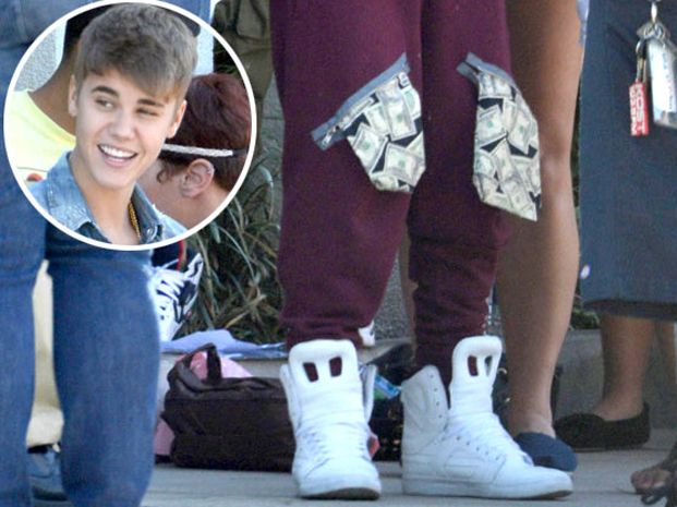 Pantalón con bolsillos en las rodillas y estampados de dólares.