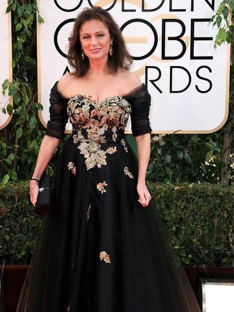 La ganadora del Golden Globe Jacqueline Bisset eligió un vestido que pudo bien haber pertenecido a otra época.