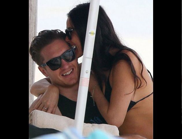 Demi  fue fotografiada junto a un joven durante sus vacaciones en México.
