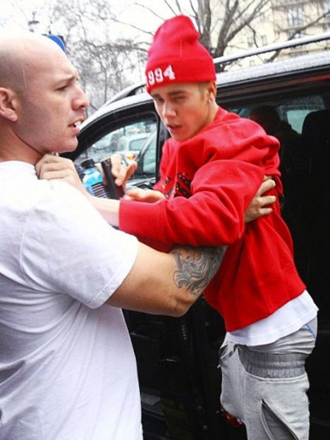 Justin Bieber. Lo pescaron fumando marihuana, suspendió shows, se peleó con los paparazzi y muestra un comportamiento errático: las tiene todas.