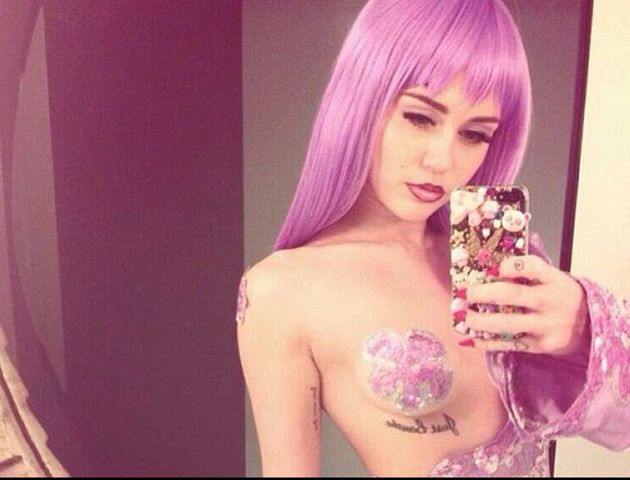 El vestido es un guiño que la ex Hanna Montana hace a los premios musicales de MTV.
