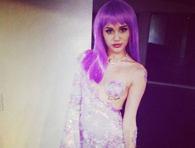 El vestido es un guiño que la ex Hanna Montana hace a los premios musicales de MTV.