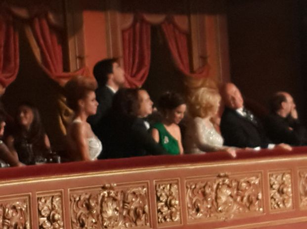 El palco de Mirtha. Al lado, Marina Calabró. El palco de Mirtha. Al lado, Marina Calabró.