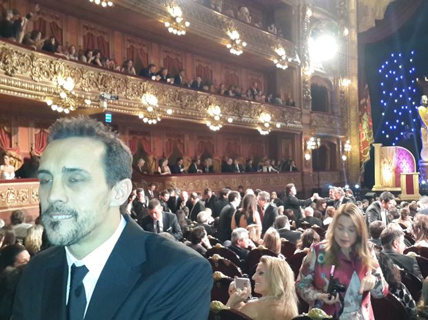 El Pepe Chatruc, agobiado. Atrás, el hermoso Teatro Colón. El Pepe Chatruc, agobiado. Atrás, el hermoso Teatro Colón.