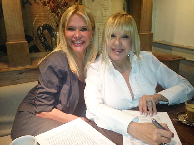 Nazarena y Dorys del Valle firmando el contrato.