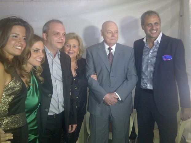 El periodista, junto a la familia Ick, dueños del hotel.