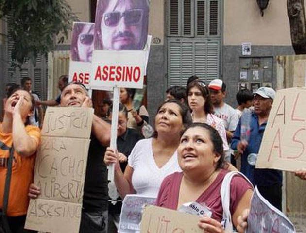 Familiares realizaron un escrache en la casa de Pablo García.
