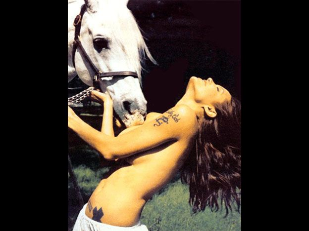Las fotos de Angelina Jolie junto a un caballo haciendo topless, son muy caras.