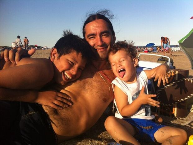 Agostini con Gonzalo y su otro hijo, en Cariló.