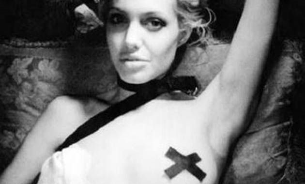 Una revista muestra las fotos de Angelina Jolie sin ropa.