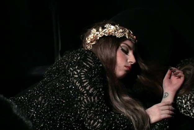 La cantante protagonizó a la bella durmiente para iniciar el show.