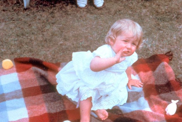 Diana Frances Spencer nació el 1 de julio de 1961 en Norfolk. Pertenecía a una familia de larga tradición nobiliaria, muy vinculada a los Windsor desde hacía generaciones.