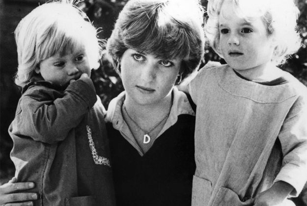 Diana Spencer trabajó como niñera para una familia estadounidense a finales de los años 70 en Londres, ya que estudió puericultura. Por aquel entonces era una joven más que compartía piso en el centro con otras dos compañeras. En la imagen, de 1980, está en una guardería del barrio de Pimlico.