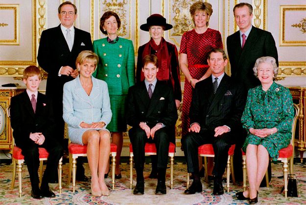 Carlos y Diana intentaban mantener una buena relación por sus hijos, incluso ya separados. Aquí están todos juntos el día de la confirmación de William en el castillo de Windsor, en marzo de 1997.