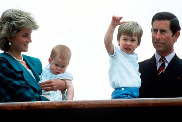 Una bonita estampa de los príncipes de Gales y sus dos niños muy felices de vacaciones en Venecia a bordo del yate Britannia.