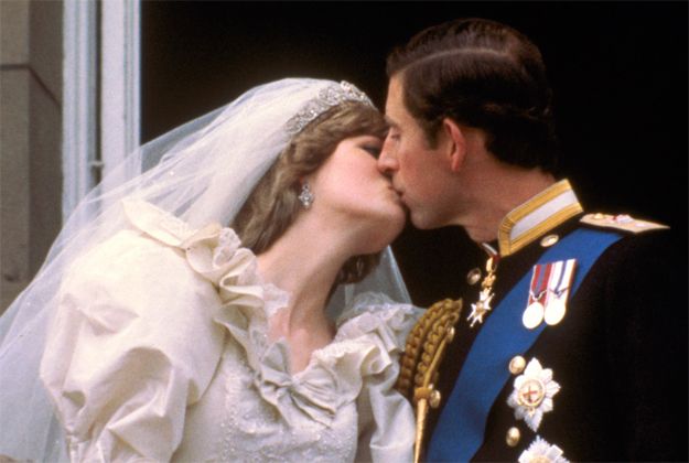 El beso de Carlos y Diana desde el balcón de Buckingham Palace el día de su boda es una de las grandes imágenes del siglo XX. Fue el 29 de julio de 1981, cuando ella tenía 20 años, en la Catedral de Saint Paul de Londres. El mundo habló de una boda de cuento de hadas y fue la más vista en televisión hasta la fecha, con una audiencia global de más de 700 millones de personas. El matrimonio terminaría (oficialmente) en 1992 aunque desde finales de los años 80 los problemas entre ambos, especialmente agravados por la presencia de Camilla Parker-Bowles, fueron públicos y notorios.
