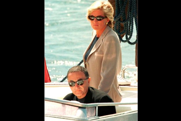 Una de las últimas imágenes de Diana, acompañada siempre de Dodi Al Fayed, bajando de un yate en Saint Tropez.