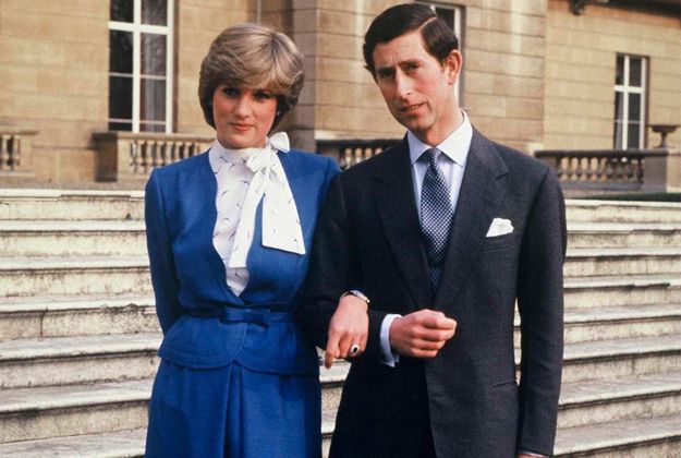 El 24 de febrero de 1981 Carlos y Diana anunciaban su compromiso frente al palacio de Buckingham.