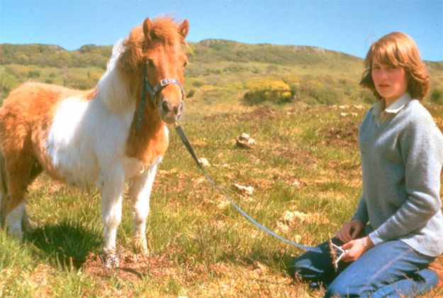 Aunque esta foto (del verano de 1974, en la casa de su madre en Escocia) puede hacernos pensar que a Diana le gustaba la equitación, ella destacó en otras actividades como la danza o la natación.