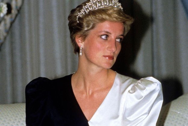 Más bicolor para Diana, esta vez en un acto en Arabia Saudí. El vestido era de David & Elizabeth Emanuel.