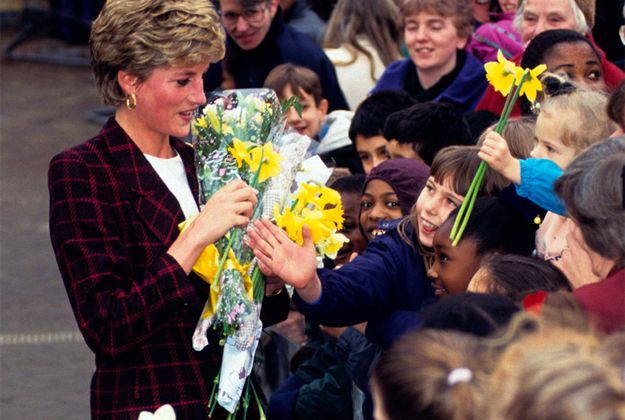 Los niños adoraban a Diana. En esta visita a un albergue para madres solteras llevó unas manoletinas planas con lazos dorados que bien se podrían encontrar en cualquier zapatería hoy día.