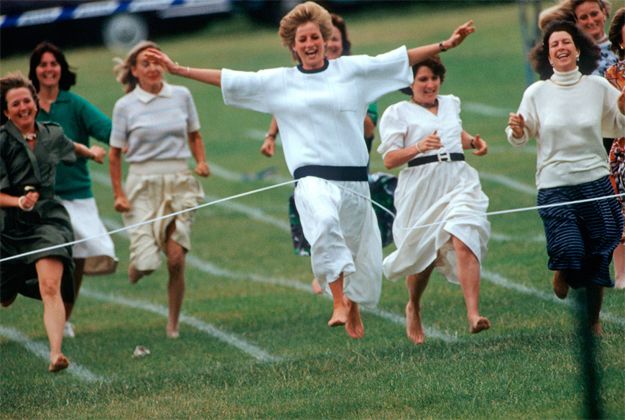 Diana, a pesar de ser la esposa del heredero al trono británico, intentaba mantener toda la normalidad posible cuando se trataba de sus hijos. En esta imagen la vemos ganando una carrera de madres de alumnos de la escuela Wetherby, donde Will y Harry pasaron su educación primaria.