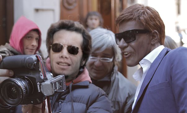 Sebastián Ortega mostrando las originales tomas fotográficas a un Martin Bossi totalmente irreconocible