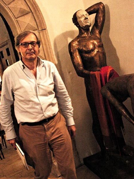 Mijail Dolgopolov junto a su obra.