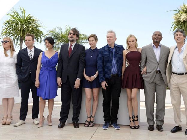 El presidente del jurado, el director de cine Nanni Moretti , posa los miembros del jurado de la 65ª edición del Festival de cine de Cannes, la directora de cine británica Andrea Arnold, el actor Ewan McGregor, la actriz israelí Hiam Abbass, la actriz francesa Emmanuelle Devos, el diseñador de moda francés Jean-Paul Gaultier, la actriz alemana Diane Kruger, el director de cine Raoul Peck, y el estadounidense Alexander Payne.