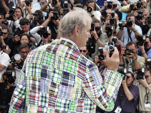 El actor Bill Murray fotografía a la prensa con una minicámara.