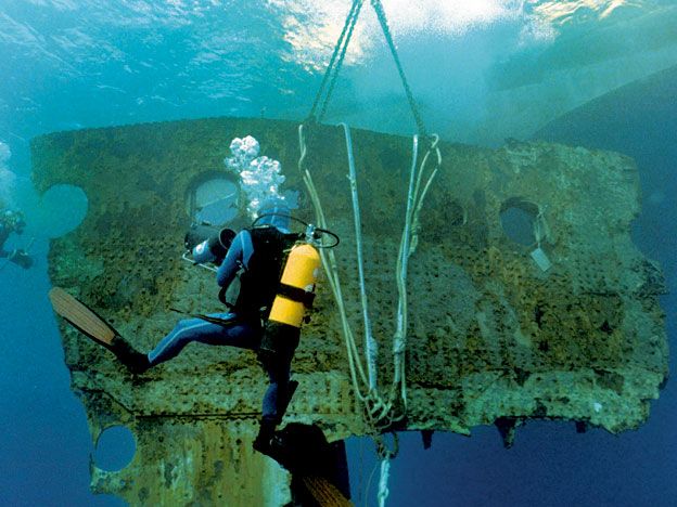 Un trozo de casco de la nave fue sacado del mar para ser exhibido.
