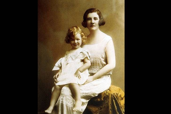 Junto a su madre en la década del 20, apenas una bebé.