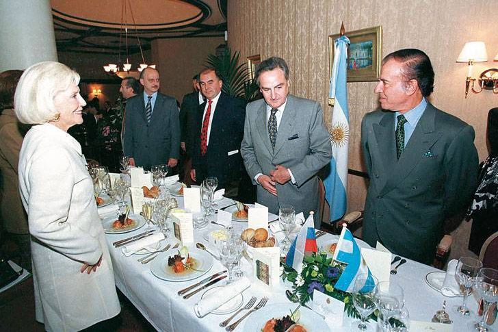 Junto al entonces presidente la Nación, Carlos Menem, durante una cena empresarial. (Gentileza Perfil)