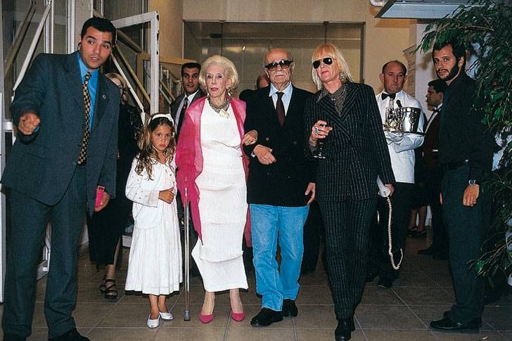 El escritor Ernesto Sábado y la artista plástica Marta Minujín acompañan a la empresaria en uno de los tantos eventos dedicados por Amalita a la cultura. (Gentileza Perfil)