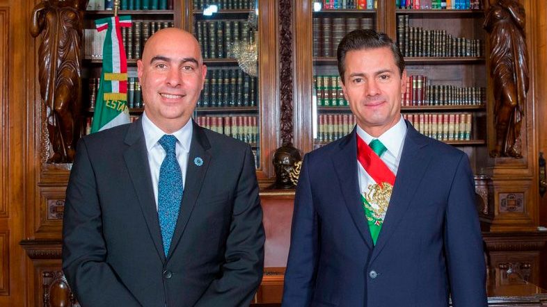 Ezequiel Sabor, embajador en México junto al presidente de dicho país, Enrique Peña Nieto