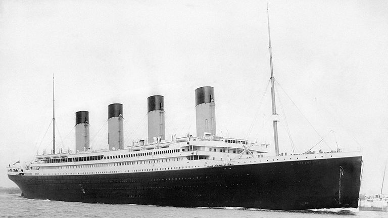 El Titanic, hundido por un iceberg y embestido por un submarino